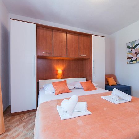 Apartments With A Parking Space Brela, Makarska - 16603 Bilik gambar