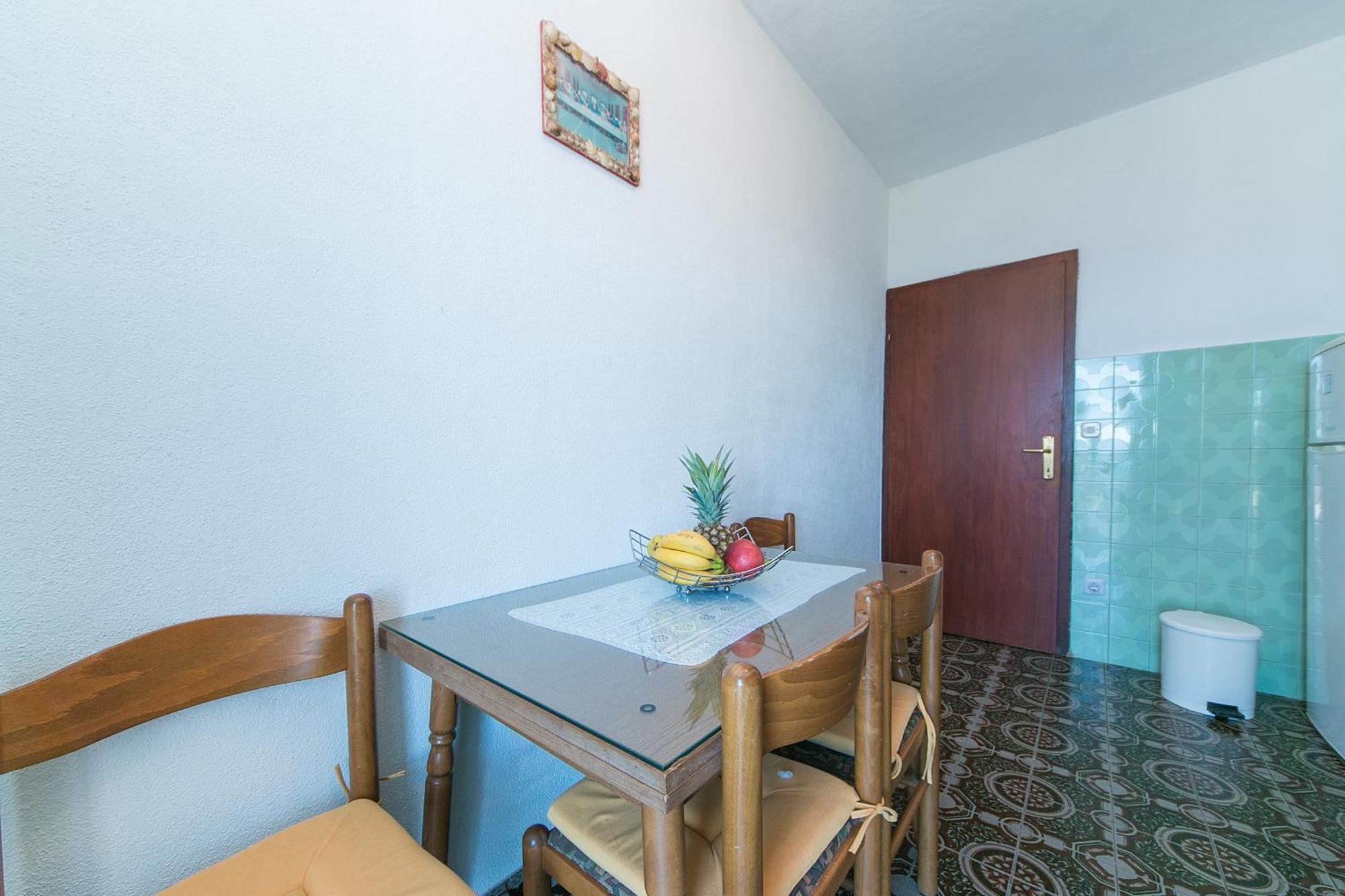 Apartments With A Parking Space Brela, Makarska - 16603 Bilik gambar