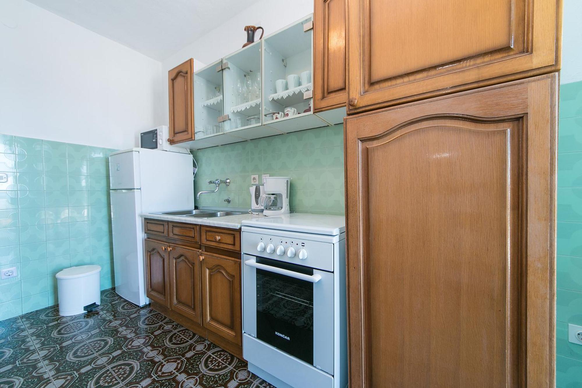 Apartments With A Parking Space Brela, Makarska - 16603 Bilik gambar