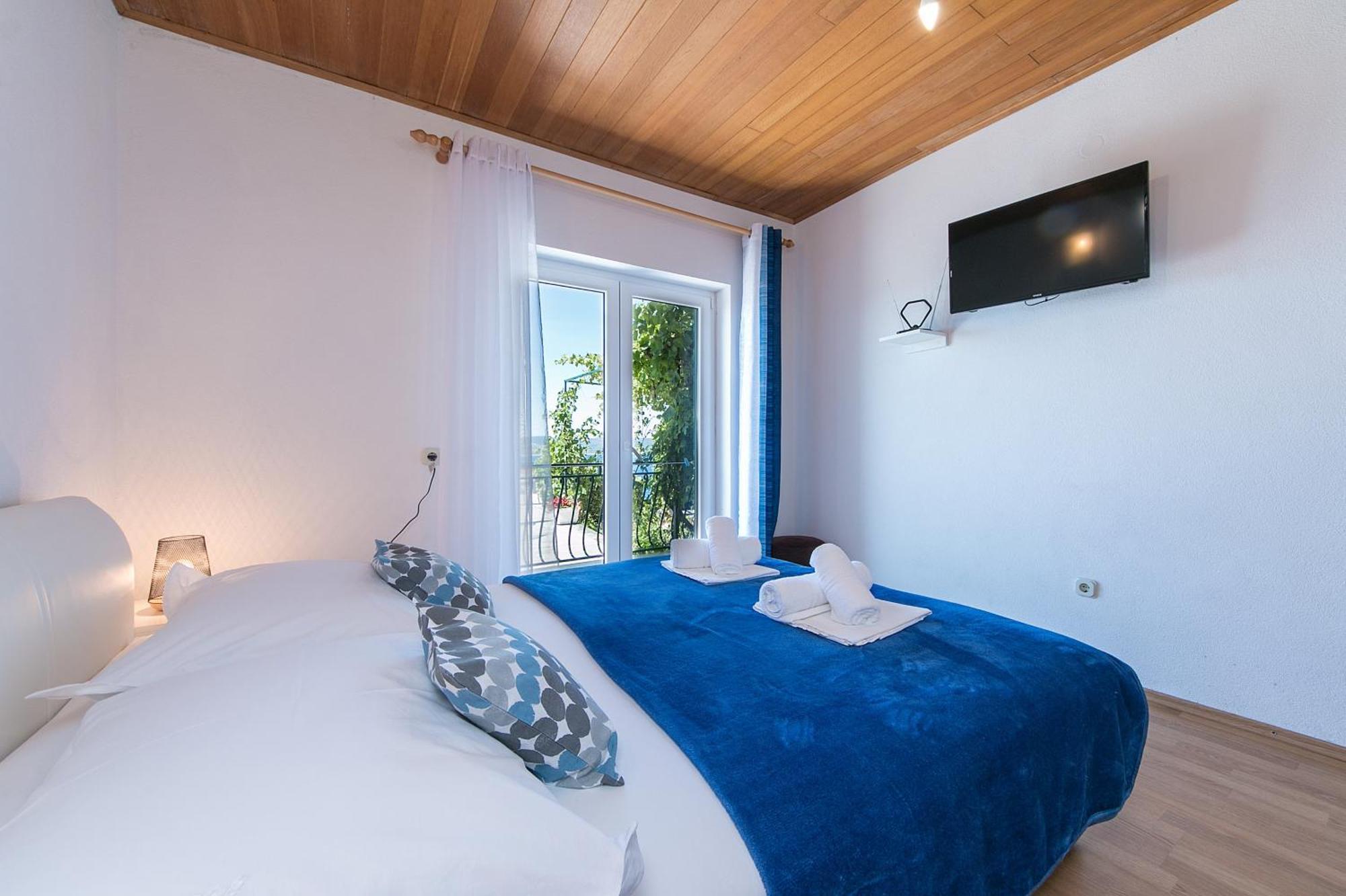 Apartments With A Parking Space Brela, Makarska - 16603 Bilik gambar