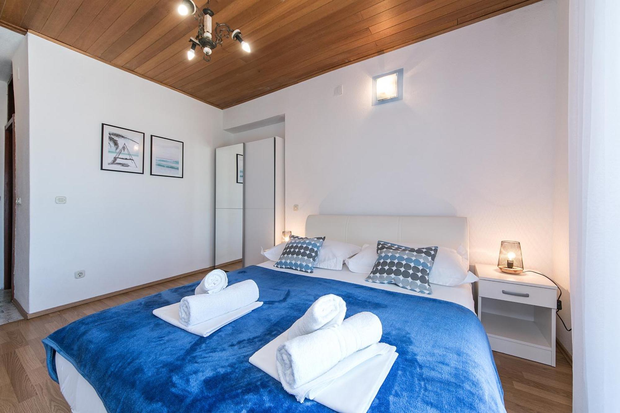 Apartments With A Parking Space Brela, Makarska - 16603 Bilik gambar