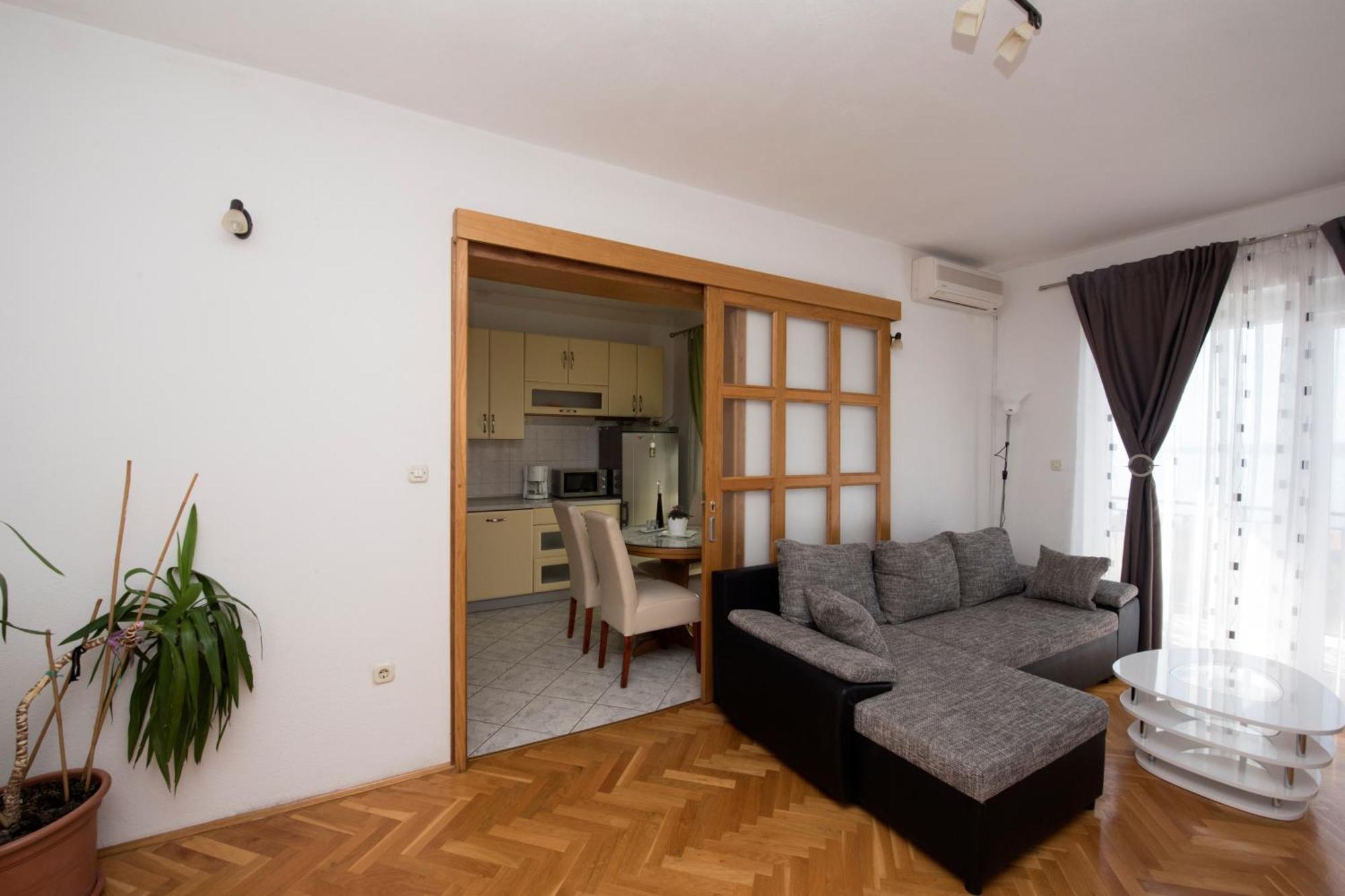 Apartments With A Parking Space Brela, Makarska - 16603 Bilik gambar