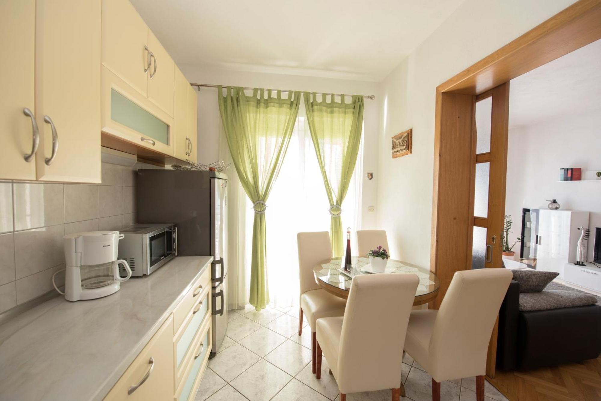 Apartments With A Parking Space Brela, Makarska - 16603 Bilik gambar
