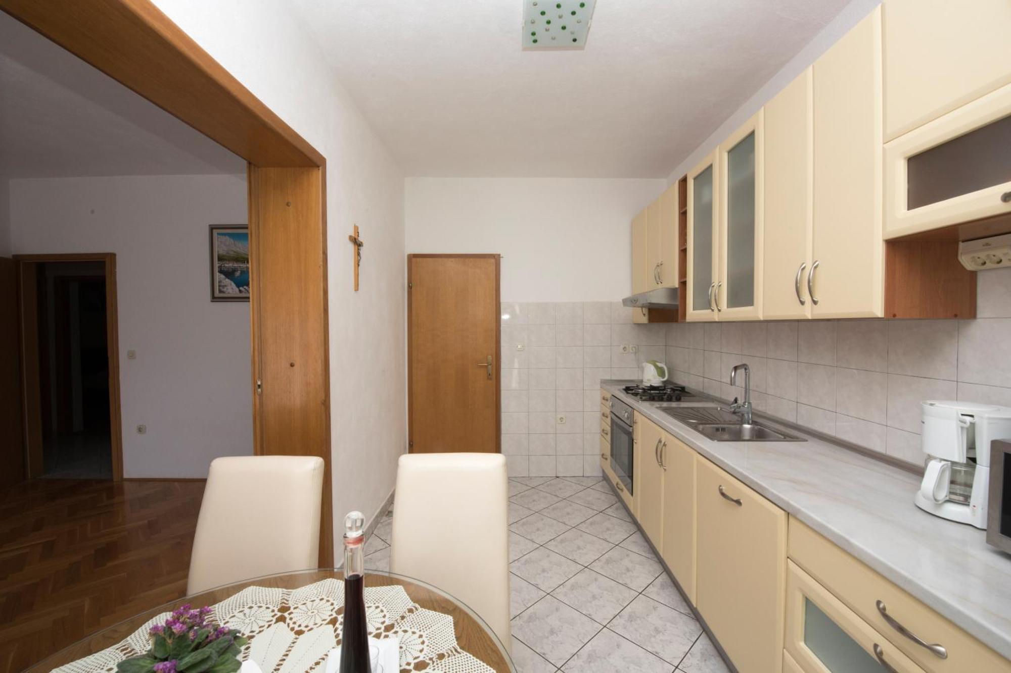 Apartments With A Parking Space Brela, Makarska - 16603 Bilik gambar