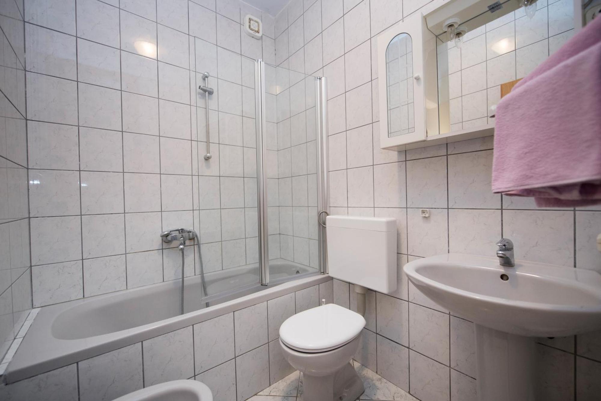 Apartments With A Parking Space Brela, Makarska - 16603 Bilik gambar